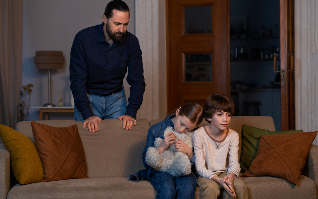 malen-kii-rebenok-stradaet-ot-zestokogo-obrasenia-so-storony-roditelei-doma (1).jpg