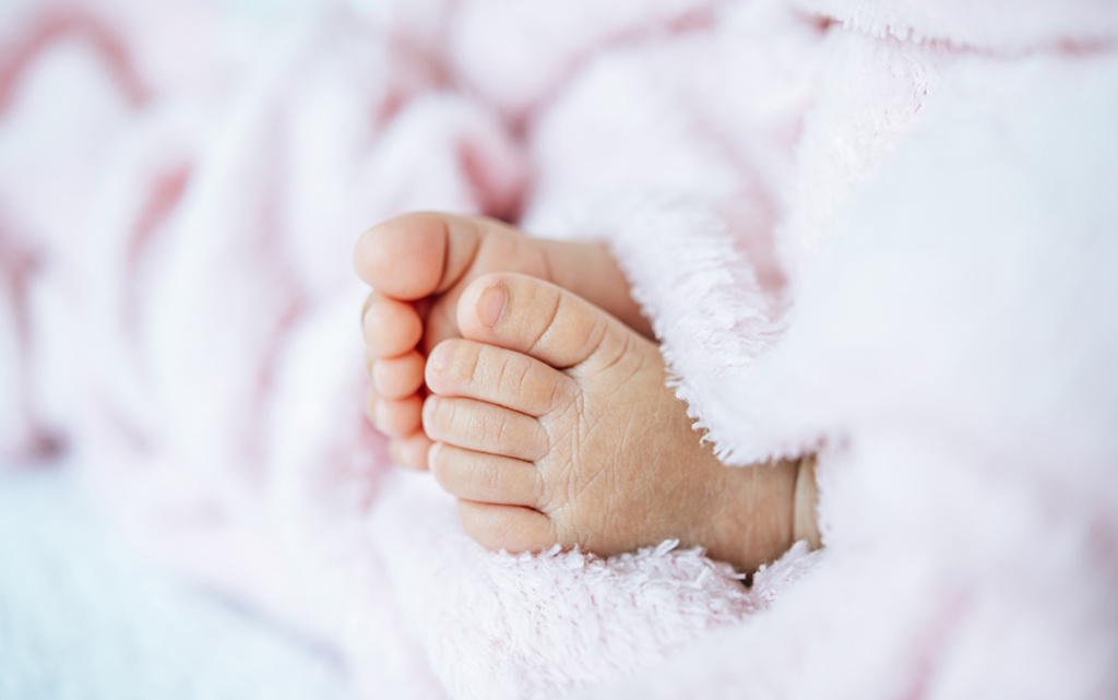 novorozdennye-nozki-na-belom-odeale_.jpg