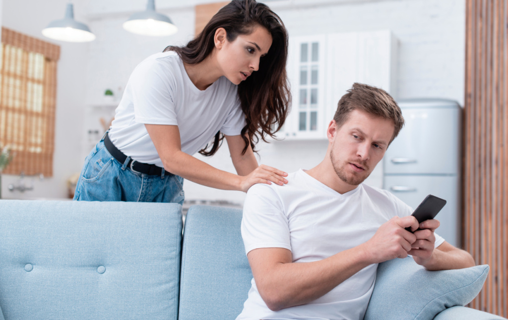 zensina-sporit-so-svoim-internet-zavisimym-parnem (1).jpg