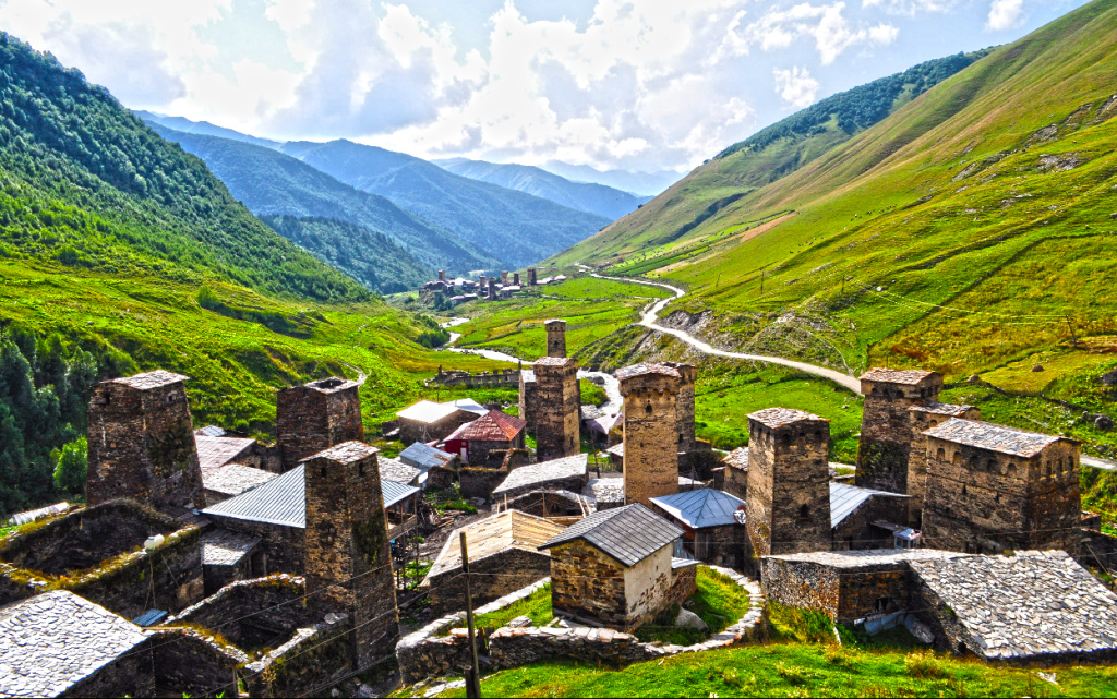 Ushguli_towers_in_Svaneti,_Georgia.jpg