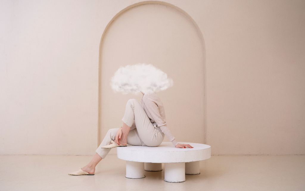 zensina-v-polnyi-rost-poziruet-na-podiume (1).jpg