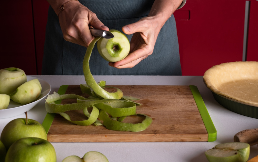preparing-a-delicious-apple-pie-at-home-2026-03-18-21-02-06-utc (1).jpg