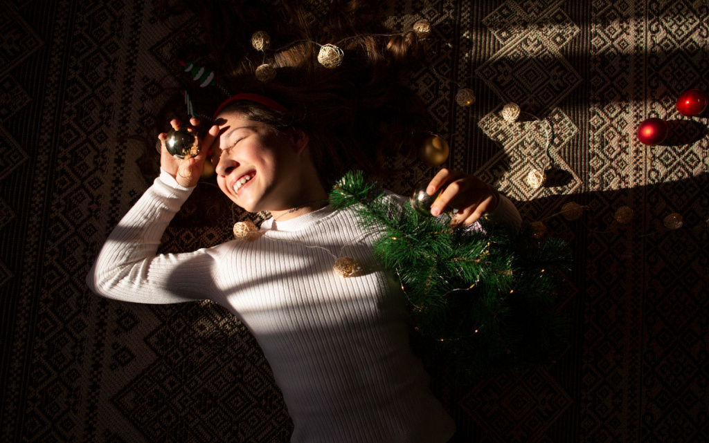 milaa-devuska-s-rozdestvenskimi-ukraseniami (2).jpg
