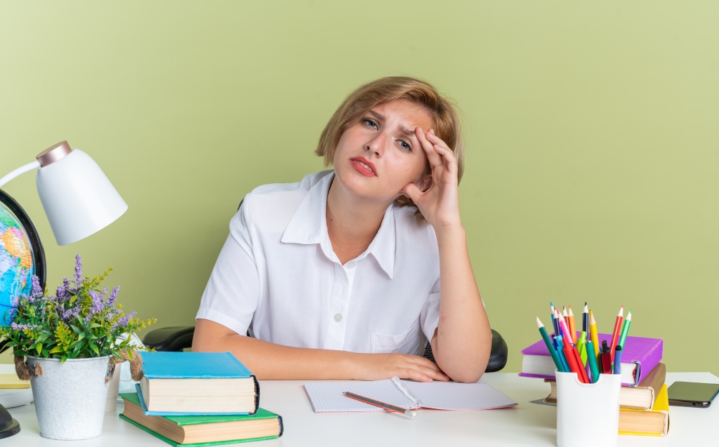 ustalaa-molodaa-blondinka-studentka-sidit-za-stolom-so-skol-nymi-instrumentami-derza-ruku-za-golovu-glada-v-kameru-izolirovannuu-na-olivkovo-zelenoi-stene (1).jpg ustalaa-molodaa-blondinka-studentka-sidit-za-stolom-so-skol-nymi-instrumentami-derza-ruku-za-golovu-glada-v-kameru-izolirovannuu-na-olivkovo-zelenoi-stene (1).jpg