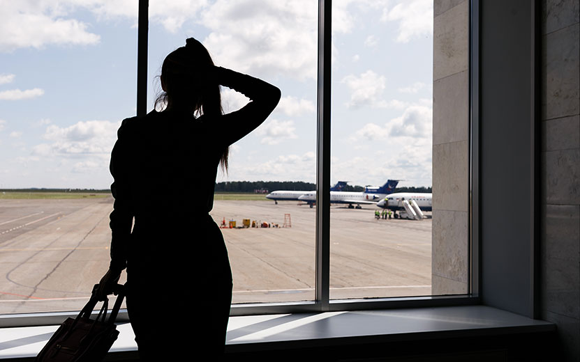 Путешествие-поездка-чемодан-девушка-шпильки-аэропорт-зал-ожидания-вылет-отпуск-рейс-задержка-рейса-2019-А-Зак4иров.jpg