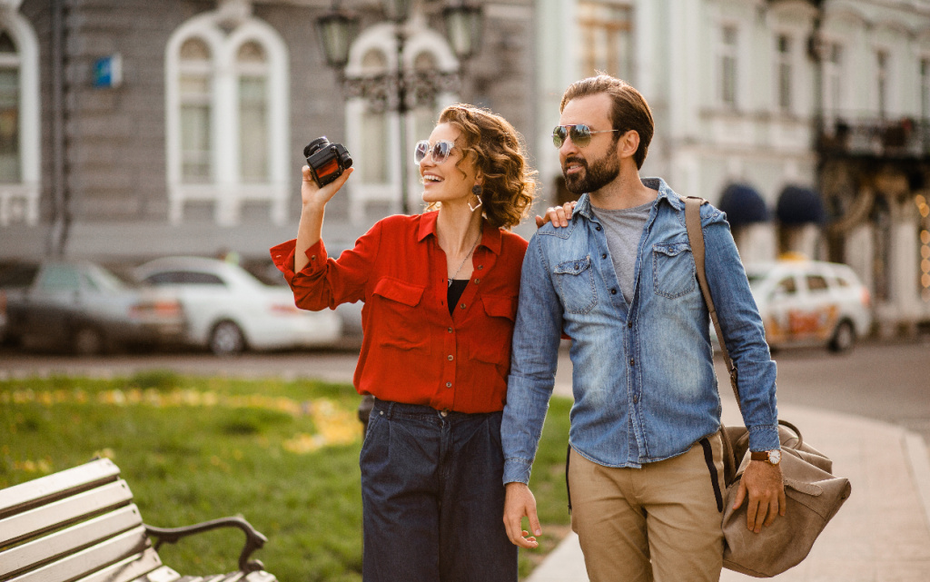 stil-naa-vlublennaa-para-gulaet-obnimaetsa-na-ulice-v-romanticeskom-putesestvii-i-fotografiruet (1).jpg