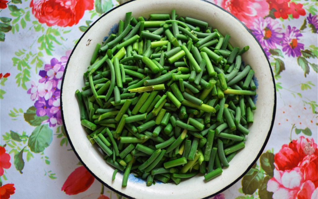 fresh-green-beans-in-bowl-on-floral-tablecloth-2026-03-09-04-59-37-utc (1).jpg