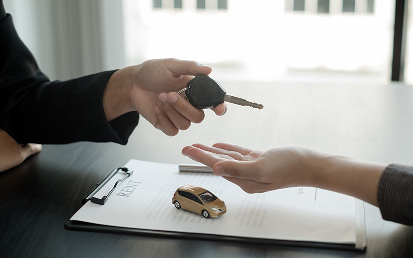 the-car-dealer-provides-advice-on-loans-insurance-2023-11-27-05-30-15-utc.jpg