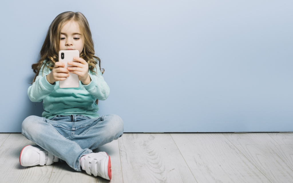 portret-malen-koi-devocki-sida-na-derevannyi-pol-glada-na-smartfon (1) (1).jpg