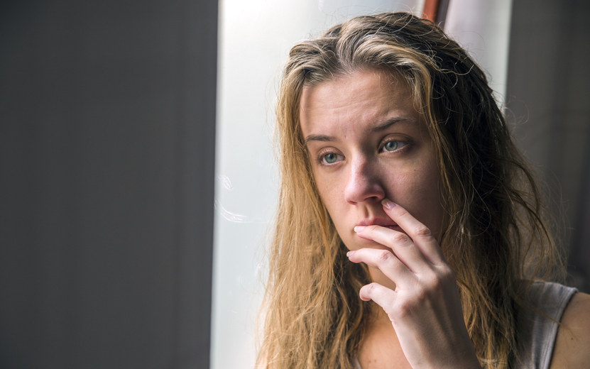 smotrim-v-okno-zadumcivye-molodye-zensiny-smotrat-v-okno-privlekatel-naa-grustnaa-devuska-stoasaa-u-okna.jpg