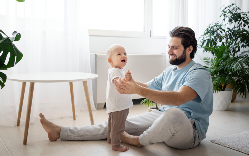 simpaticnyi-malys-delaet-pervye-sagi (1).jpg