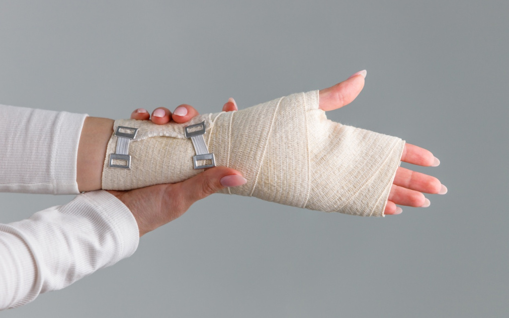 woman-arms-touching-her-painful-wrist-with-elastic-2026-03-19-21-36-51-utc (1).jpg