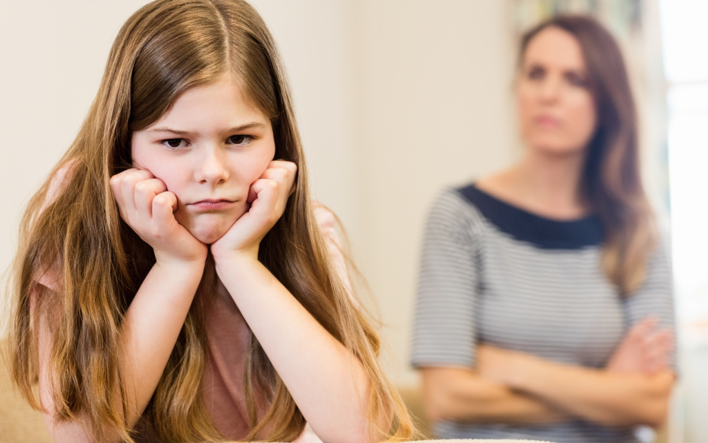 doc-sidit-rasstroen-s-mater-u-v-gostinoi (1).jpg