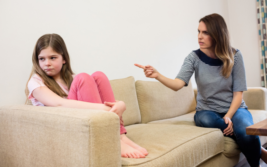 doc-ignorirua-ee-mat-posle-ssory-v-gostinoi (1).jpg