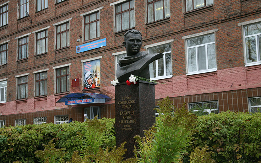 Рядом со школой № 62 можно увидеть бюст Юрия Гагарина. Архив редакции