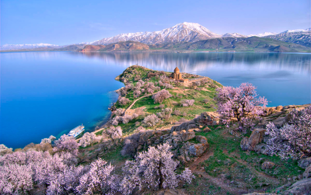 Akhtamar_Island_on_Lake_Van_with_the_Armenian_Cathedral_of_the_Holy_Cross (1).jpg