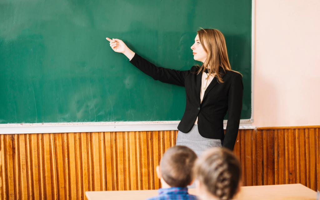 teacher-explain-something-pupil (1).jpg