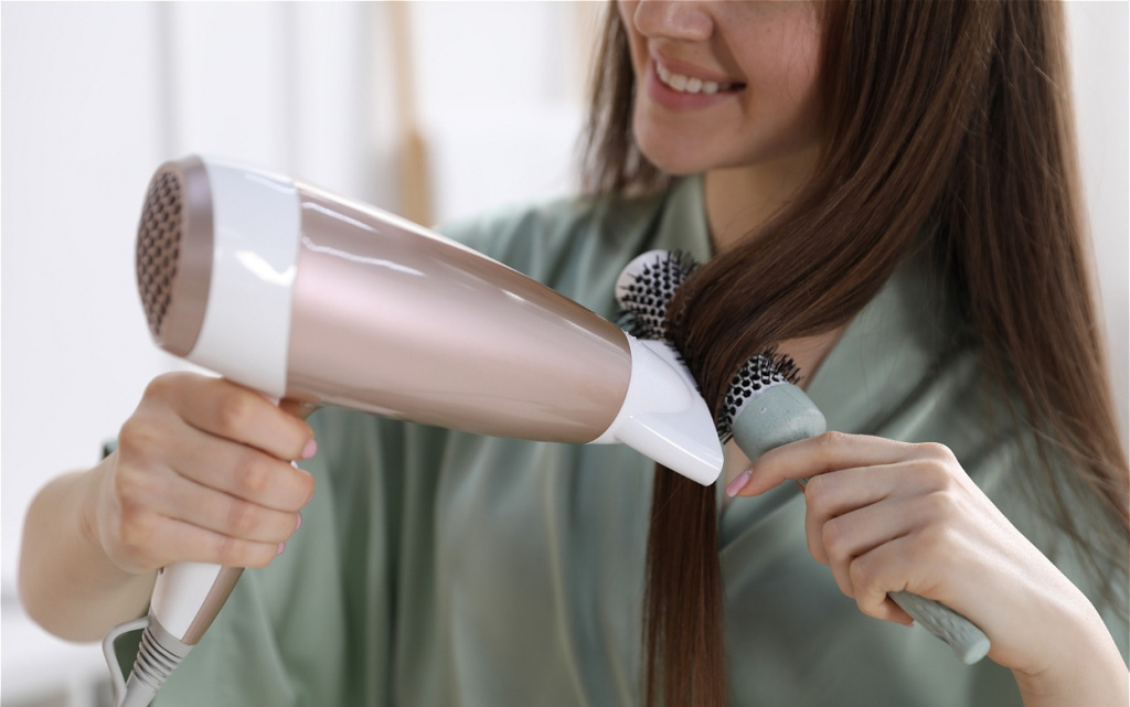 woman-styles-her-hair-with-brush-and-dryer-2026-04-10-20-08-39-utc (1).jpg