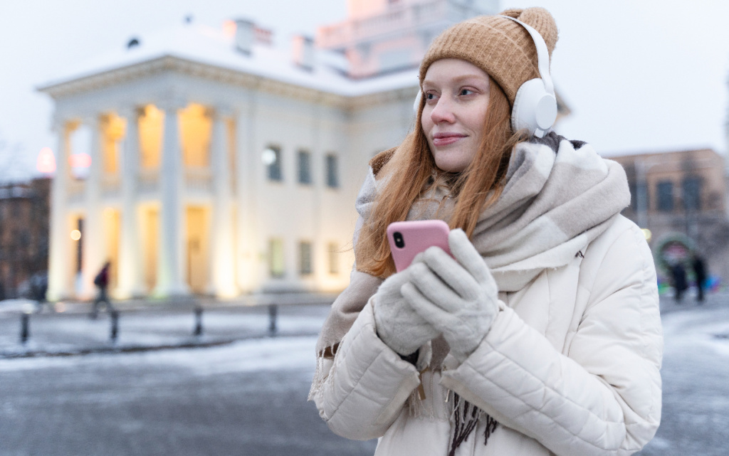 molodaa-zensina-putesestvuet-po-gorodu (1).jpg