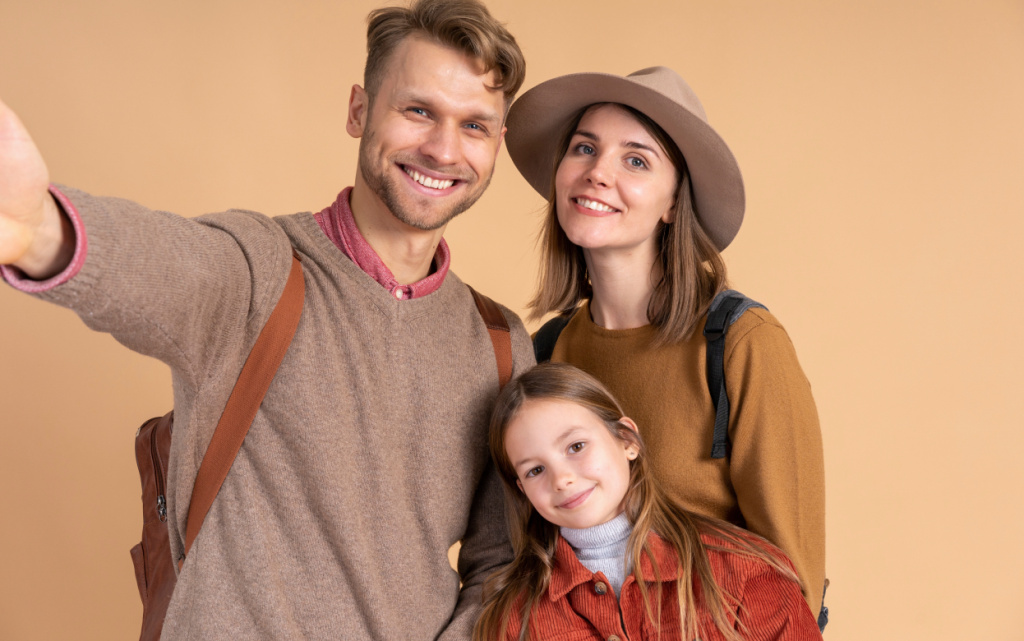 molodaa-sem-a-iz-treh-celovek-delausih-selfi-pered-poezdkoi (1) (1).jpg molodaa-sem-a-iz-treh-celovek-delausih-selfi-pered-poezdkoi (1) (1).jpg