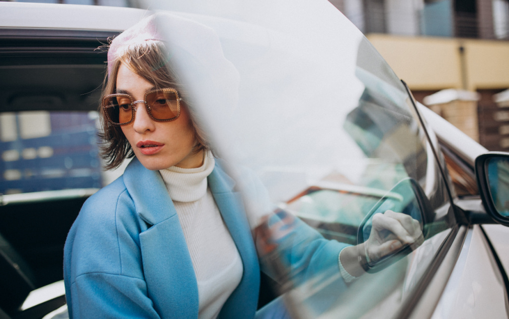 molodaa-zensina-putesestvuusaa-na-elektromobile (1).jpg