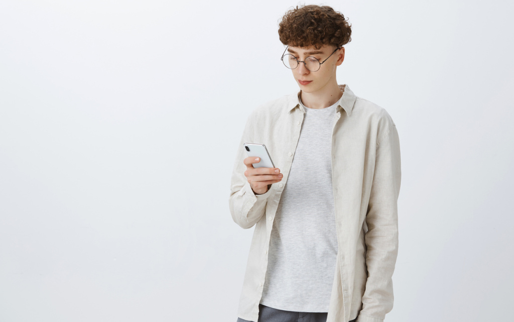 парень с телефоном