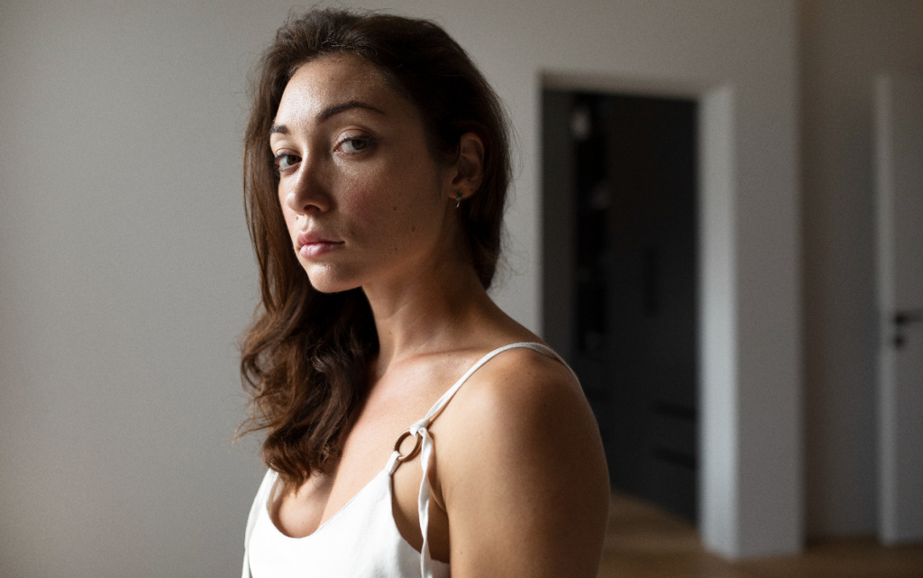 portret-molodoi-zensiny-s-nizkoi-samoocenkoi-v-nocnom-halate-doma (1).jpg