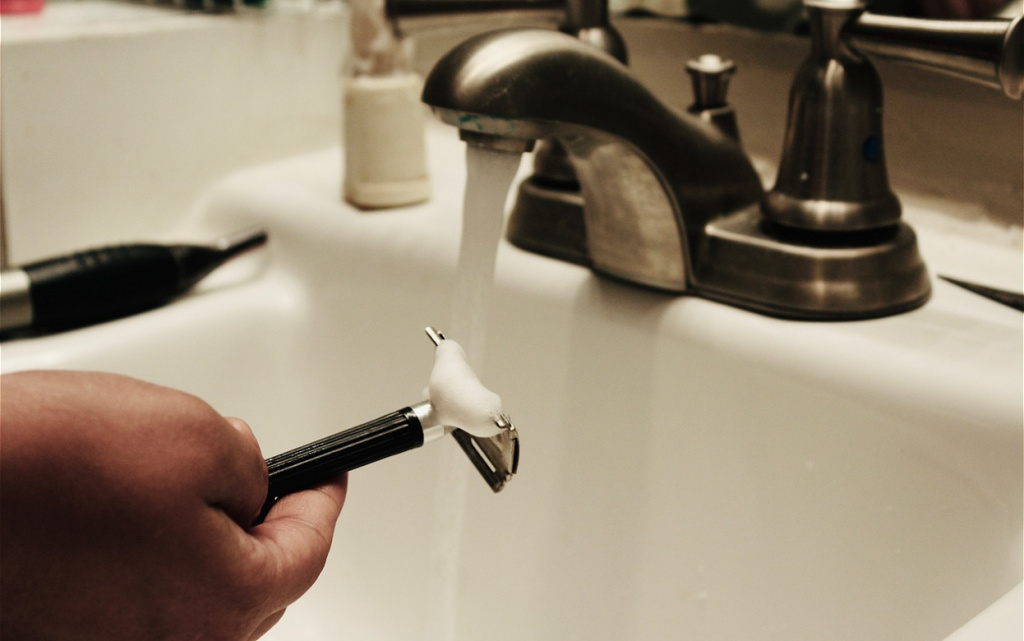 hand-washing-razor-in-bathroom-sink-at-home-2026-03-16-02-06-34-utc (1).jpg