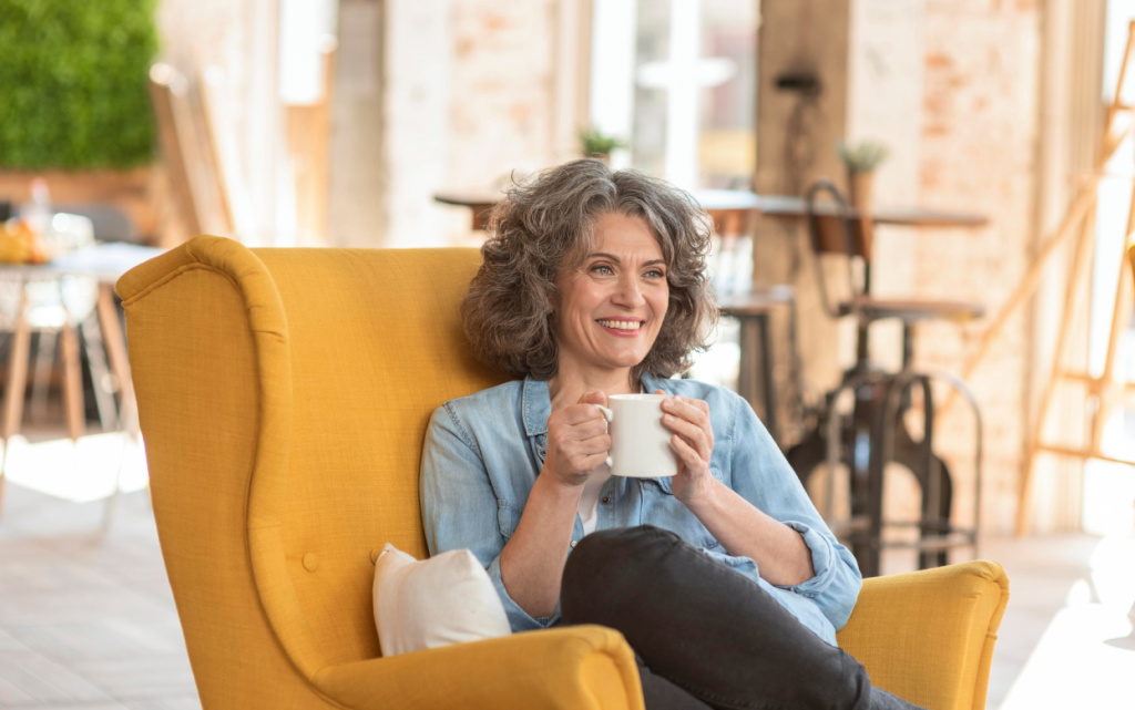 portret-krasivoi-zensiny-naslazdaas-caskoi-kofe (1).jpg