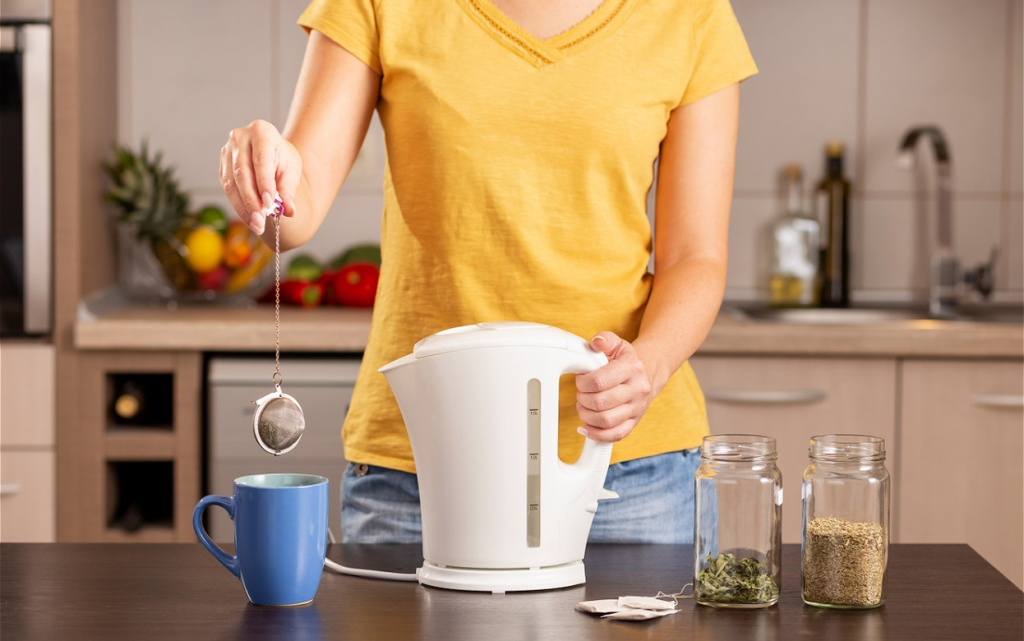 woman-prepares-herbal-tea-at-kitchen-counter-2026-01-08-23-59-24-utc (1).jpg