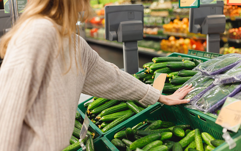 woman-pick-fresh-long-cucumbers-in-shopping-trolle-2022-12-16-21-40-38-utc1.jpg