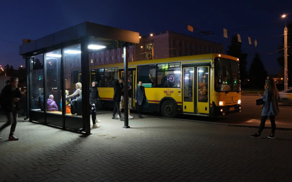 остановка Пушкинская центральная площадь автобус ожидание пассажиры 2019 Селезнева.jpg