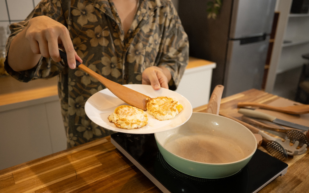 preparing-fried-eggs-for-breakfast-in-home-kitchen-2026-03-25-06-37-33-utc (1).jpg