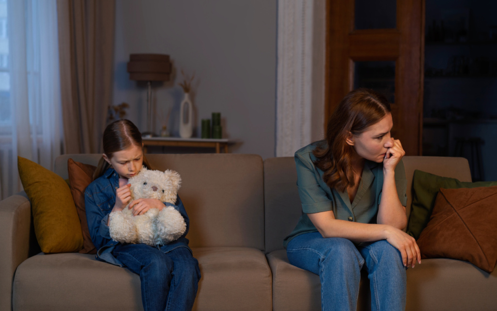 malen-kii-rebenok-podvergaetsa-emocional-nomu-nasiliu-so-storony-roditela-doma (1).jpg