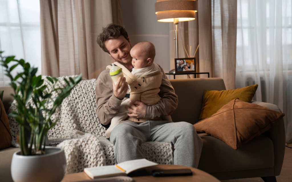 otec-srednego-vystrela-derzit-milogo-rebenka-v-perenoske (1) (1).jpg