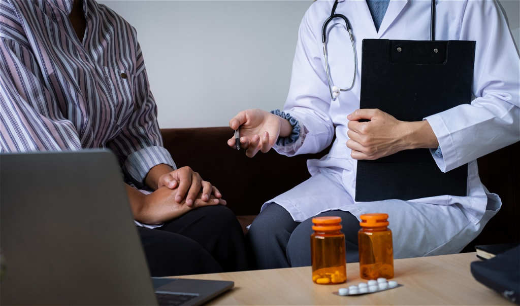 doctor-meeting-with-patient-about-medication-plan-2026-09-21-18-23-16-utc.jpg