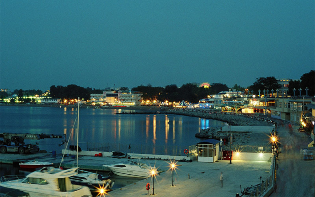 Anapa's_harbor_-_panoramio_-_Konstantin_Kč (1).jpg