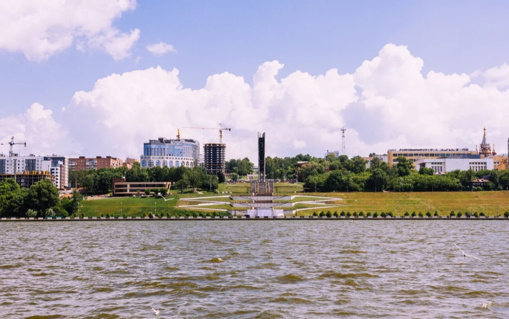 эспланада Ижевск Колизей монумент дружбы народов лыжы кулаковой набережная красивый вид ижевский пруд погода лето солнце тепло прогулки водный 2019 Д. Ахмадишина (1).jpg