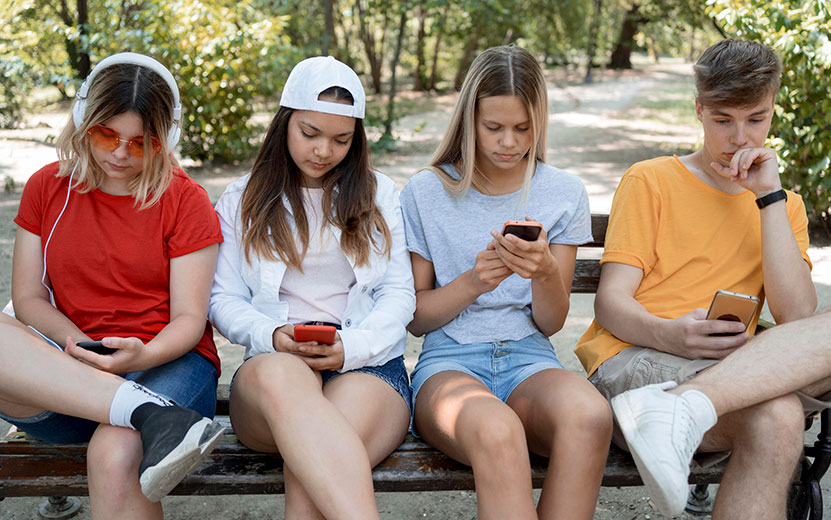 gruppa-druzei-srednego-razmera-na-telefonah.jpg