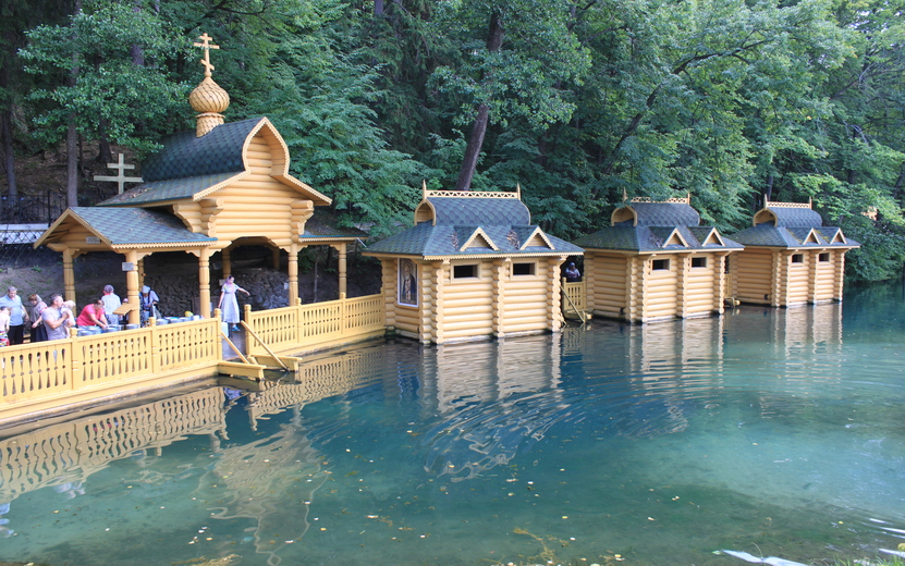 Baignade_dans_la_source_sacrée_-_panoramio.jpg