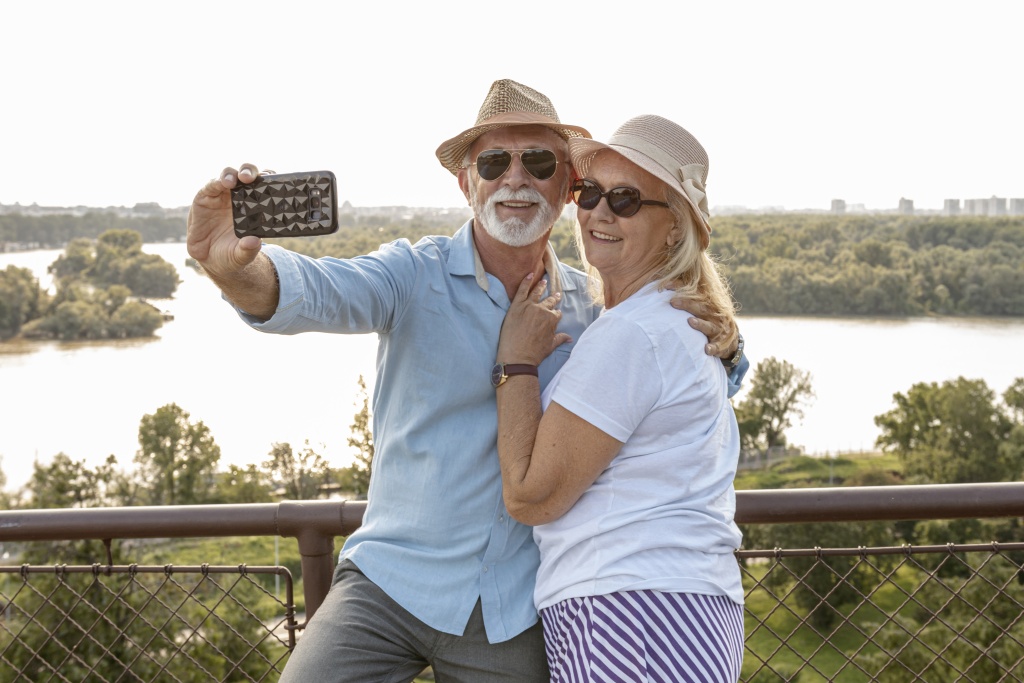 milaa-staraa-para-prinimaa-selfi.jpg milaa-staraa-para-prinimaa-selfi.jpg