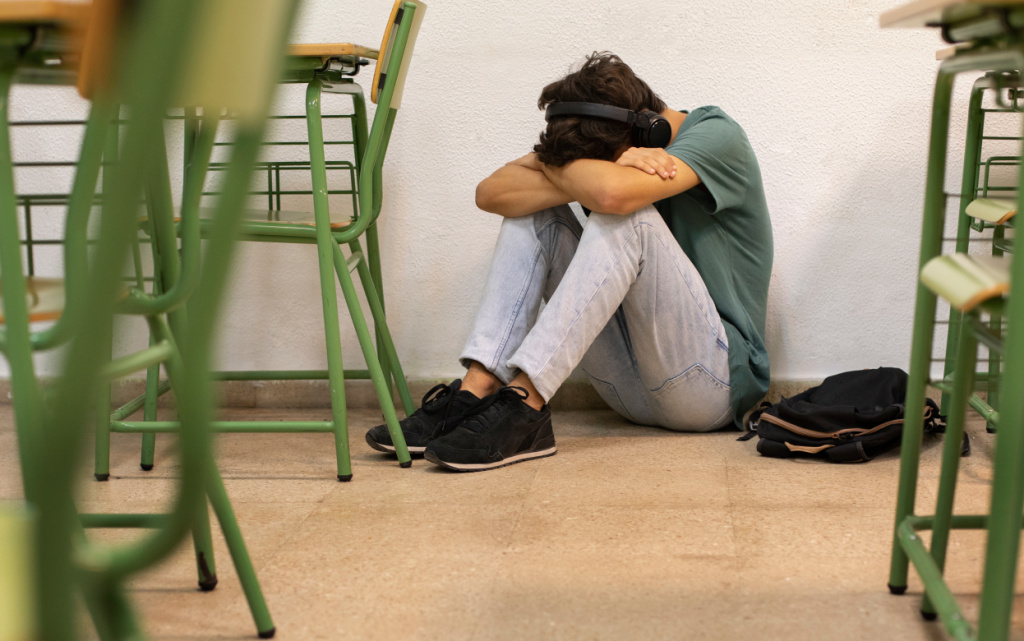 polnyi-snimok-grustnogo-podrostka-v-skole (1).jpg