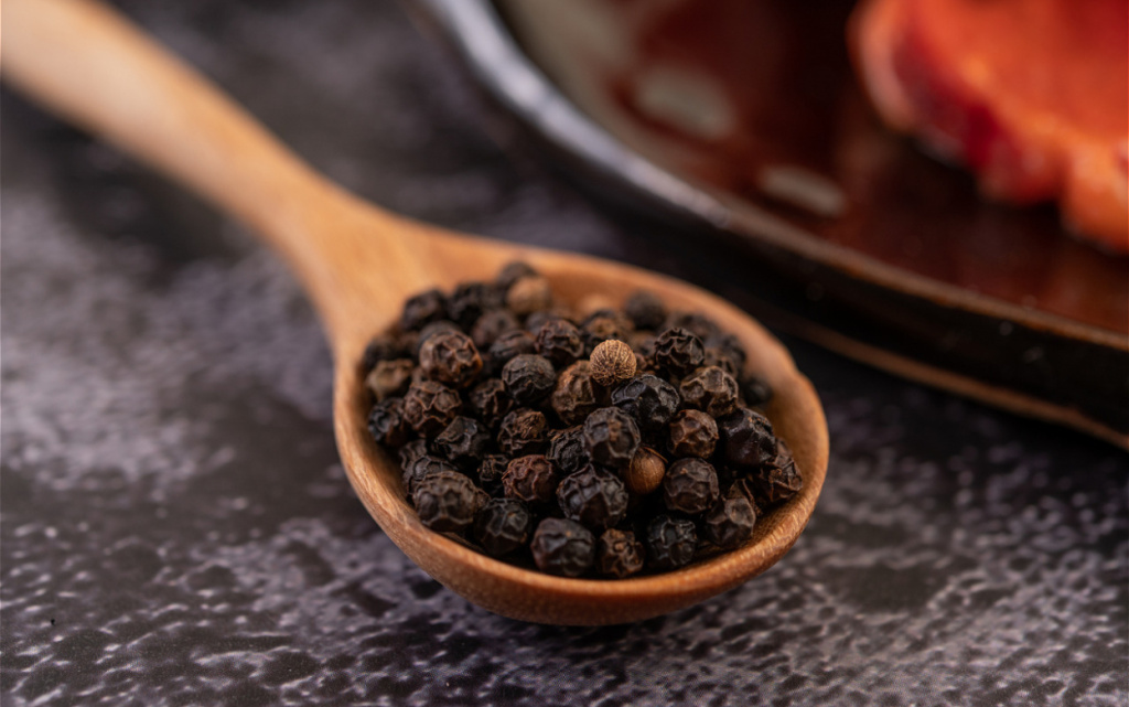 pepper-seeds-in-a-wooden-spoon-2026-03-17-01-34-38-utc (1).jpg