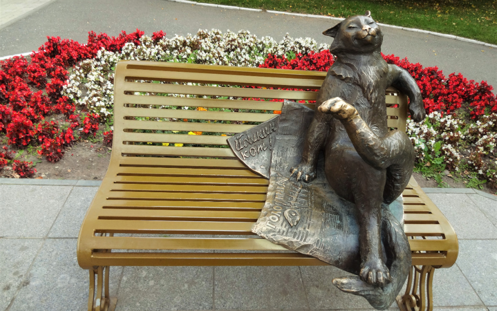 Monument_to_Yoshkin_Kot_in_Yoshkar-Ola (1).jpg