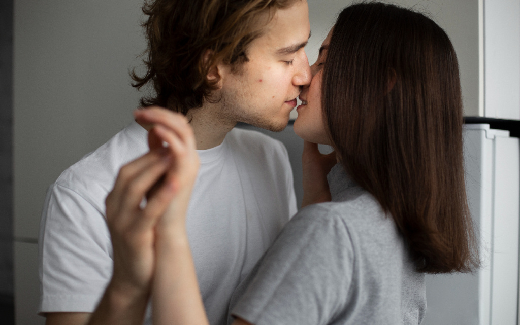 para-derzas-za-ruki-vo-vrema-pocelua (1).jpg