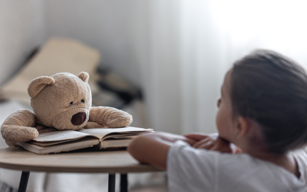 malen-kaa-devocka-igraet-so-svoim-plusevym-miskoi-i-knigoi-ucit-ego-citat-igraet-v-skole (1).jpg