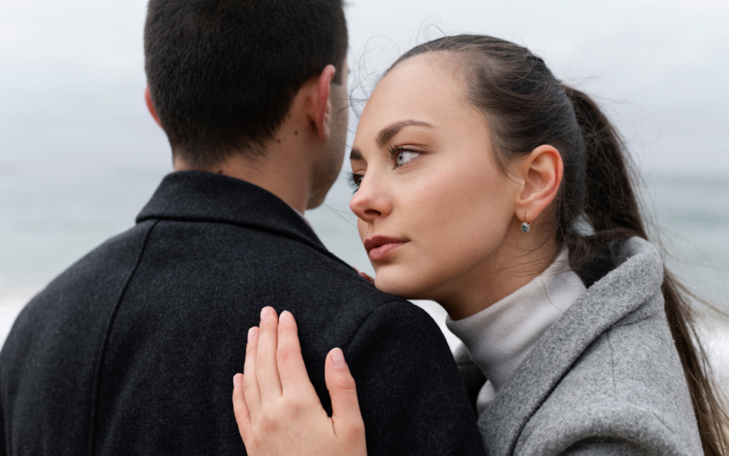 side-view-romantic-couple-beach (1).jpg
