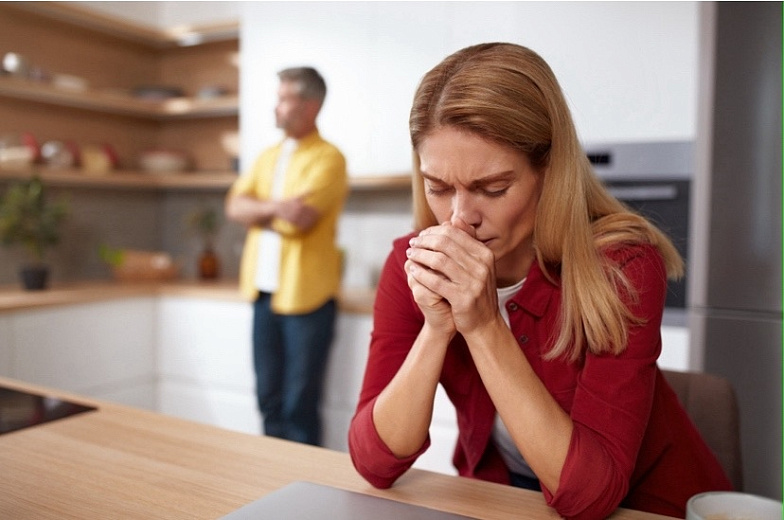 Что делает женщину несчастной? Фото: envato elements. 