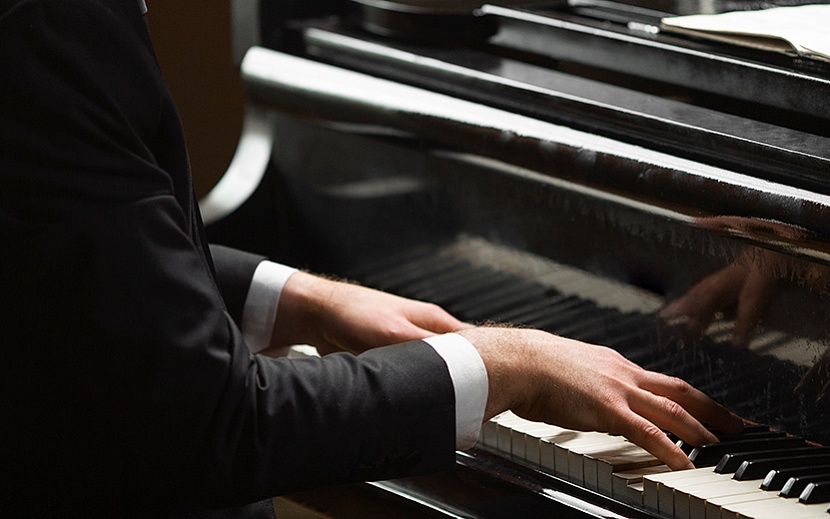 Фото: ru.freepik.com/free-photo/side-view-hands-playing-piano_36301027.htm#fromView=search&page=1&position=7&uuid=94c55591-8e91-4921-9ca2-e3abb0f313d8