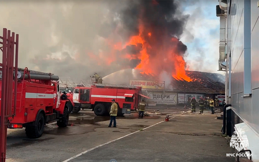 Пожар на ул. Пойма в Ижевске. Фото: скриншот с видео МЧС по Удмуртии